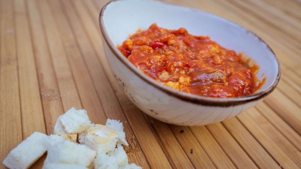 Bacalao desmigado en salsa de tomate.