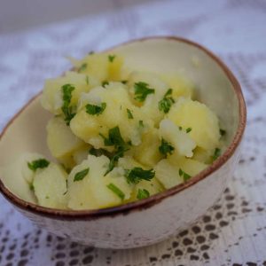 Aliño de patatas con cebolla y perejil