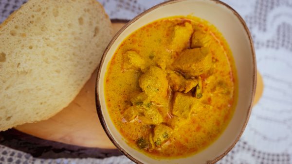 Pechuga de pollo en salsa de curry.